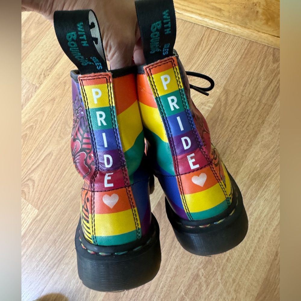 Dr Martin Rainbow Pride Lace Up Boot Sz 8 - Picture 7 of 8